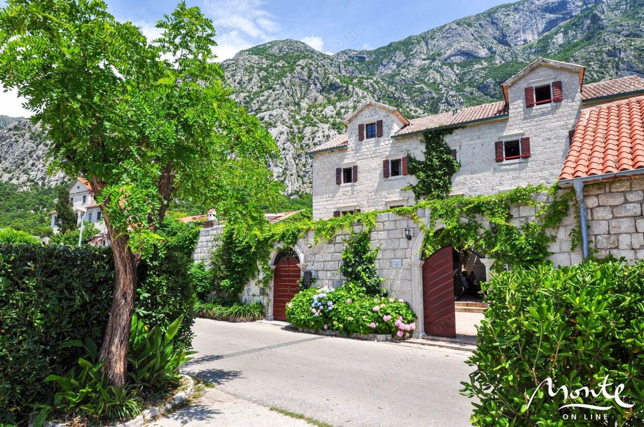 Villa en Dobrota, Montenegro, 415 m² - imagen 1