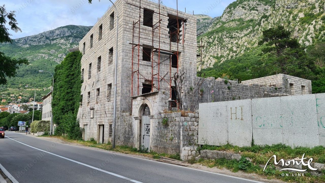 Terrain à Risan, Monténégro, 1 800 m² - image 1