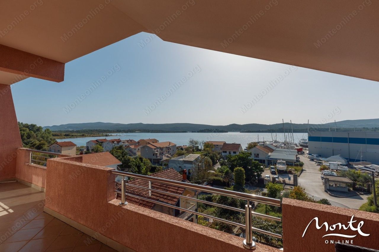 Appartamenti a Tivat, Montenegro, 106 m² - foto 1