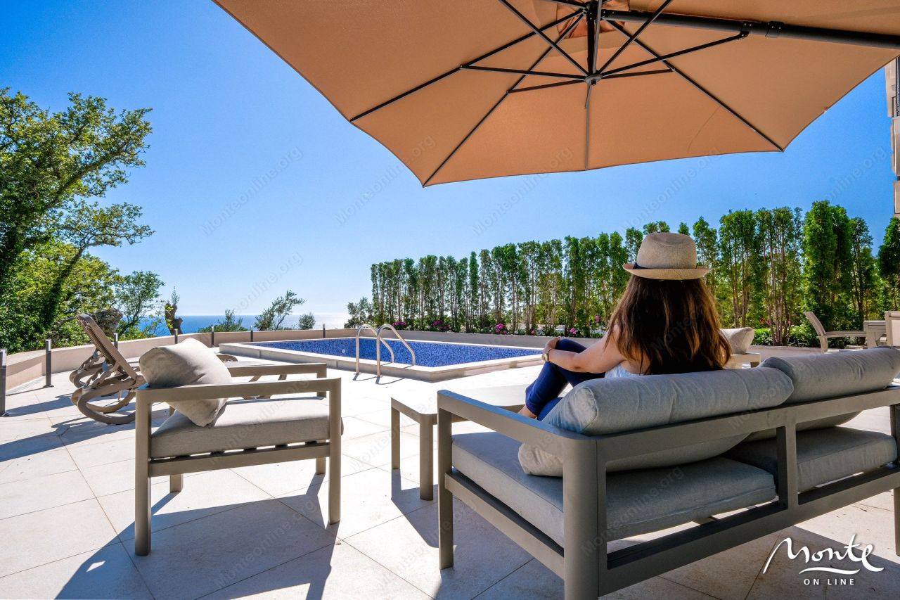 Villa en Rezevici, Montenegro, 220 m² - imagen 1