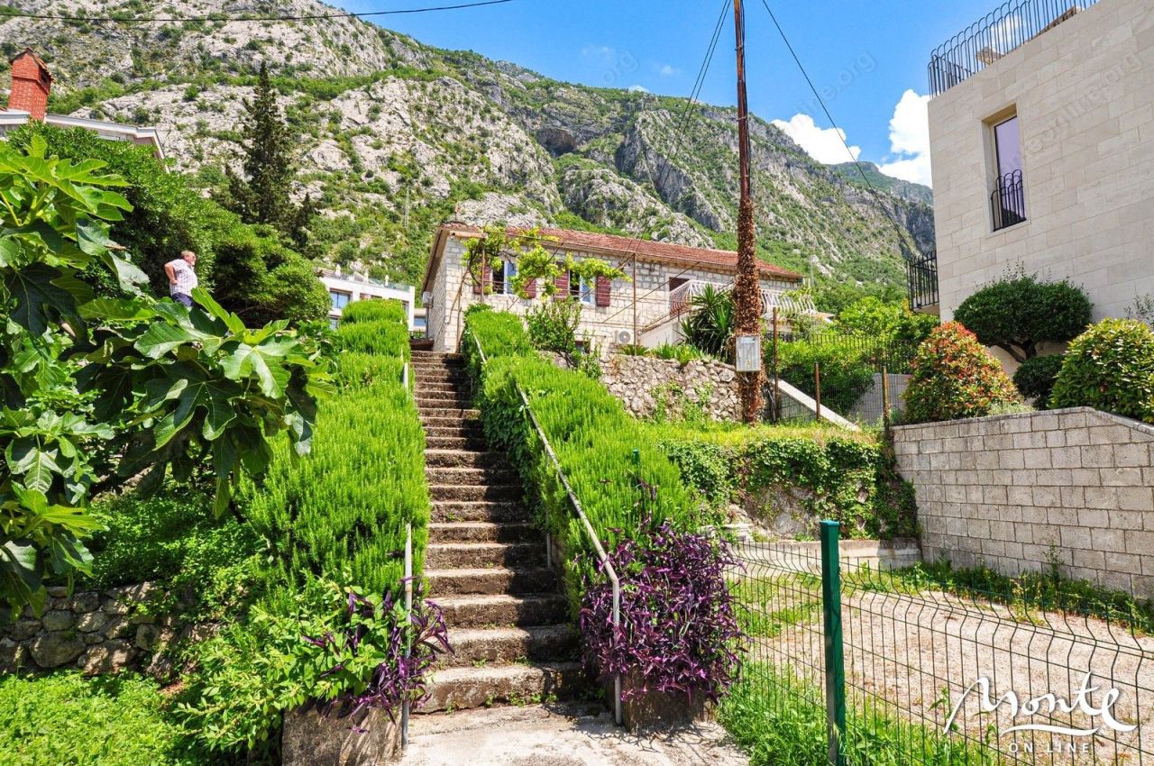 Land in Dobrota, Montenegro, 1 011 m² - picture 5