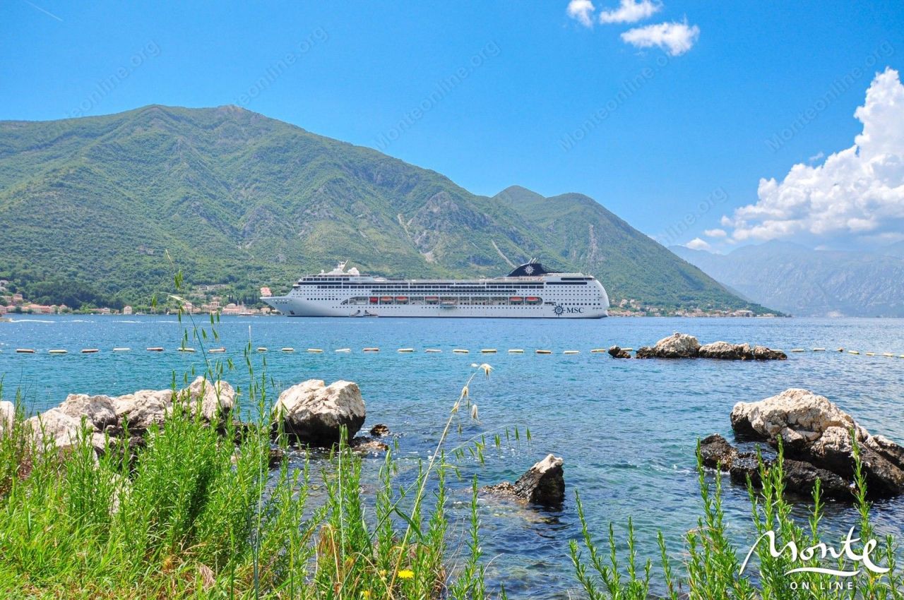 Land in Dobrota, Montenegro, 1 011 m² - picture 11