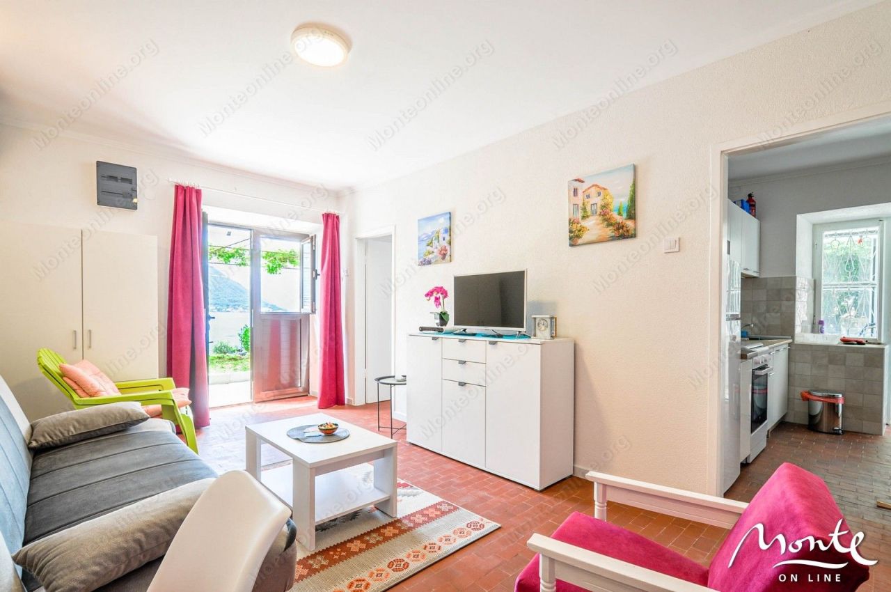 Land in Dobrota, Montenegro, 1 011 m² - picture 16