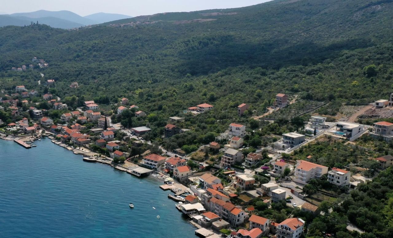 Land in Tivat, Montenegro, 572 m² - picture 1