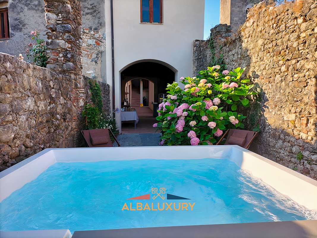 Villa in Camaiore, Italy, 370 m² - picture 1