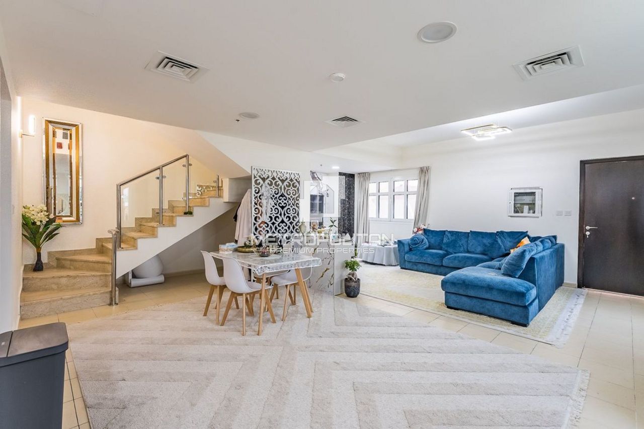 Villa in Dubai, UAE, 242 m² - picture 1