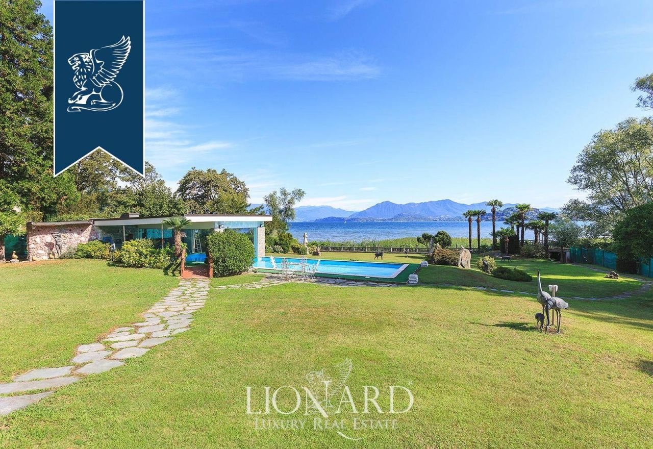 Villa en Ranco, Italia, 900 m² - imagen 1