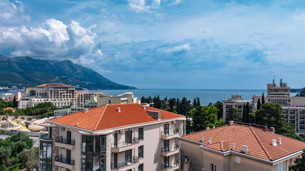 Apartment in Becici, Montenegro, 134.32 m² - picture 1