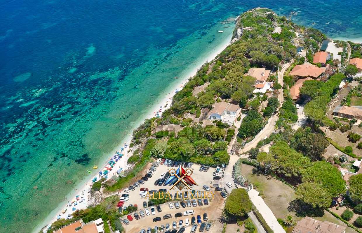 Villa Viale de Gasperi, Italia, 400 m² - imagen 1