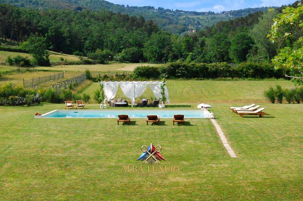 Villa in Lucca, Italy, 500 m² - picture 1