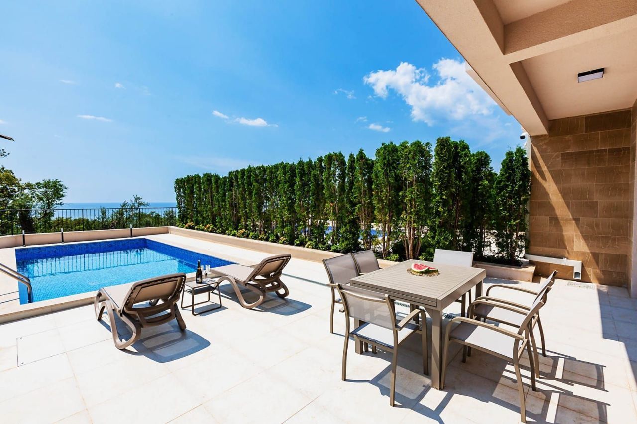 Villa en Rezevici, Montenegro, 220 m² - imagen 1