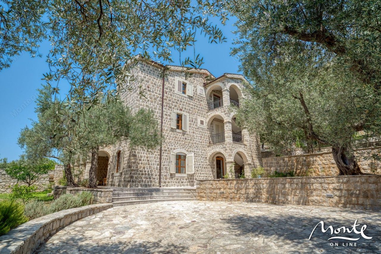 Villa à Rézévici, Monténégro, 480 m² - image 1