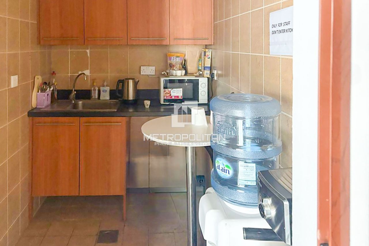 Office in Dubai, UAE, 97 m² - picture 10