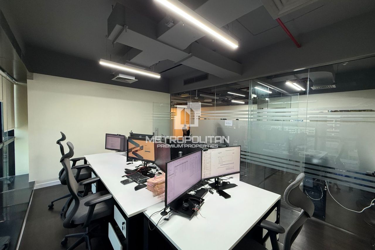 Office in Dubai, UAE, 106 m² - picture 11