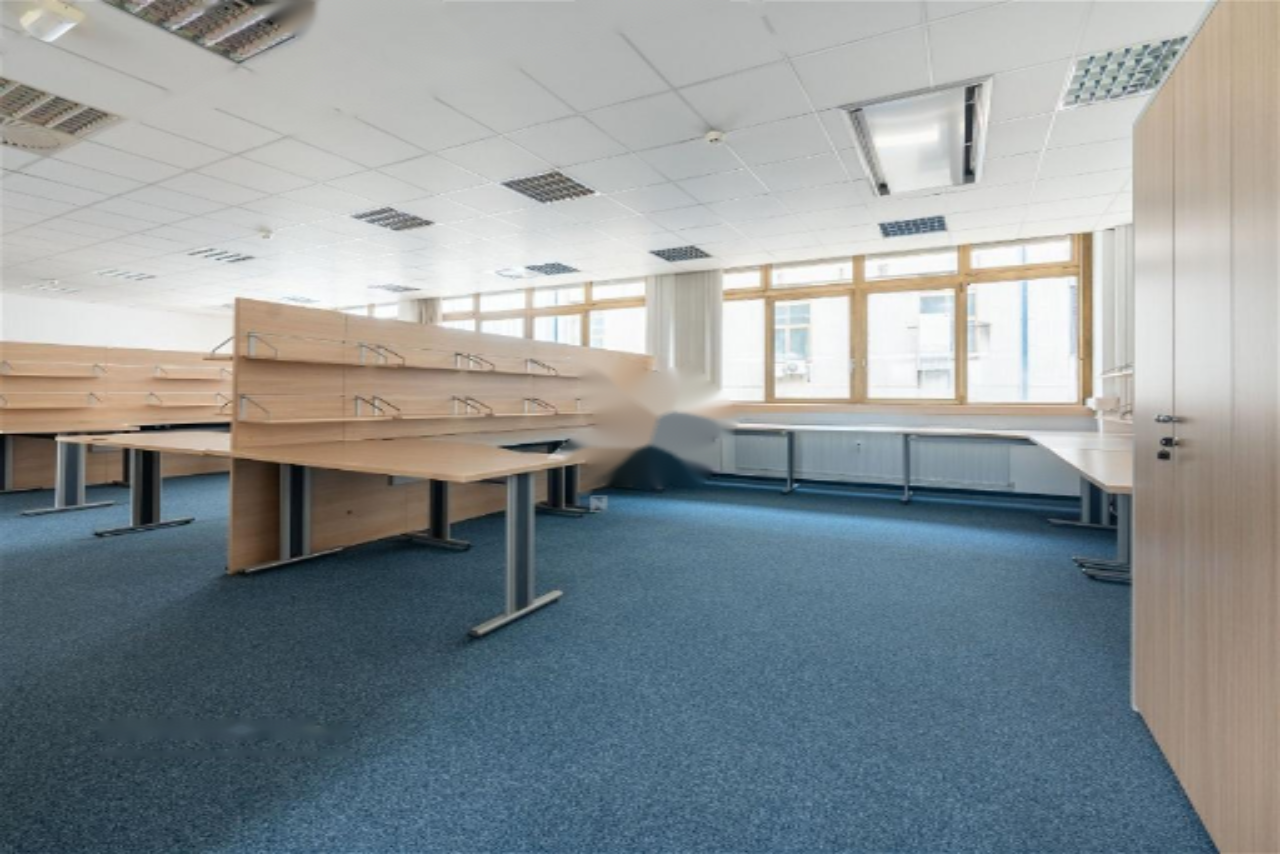 Oficina en Liubliana, Eslovenia, 327 m² - imagen 1