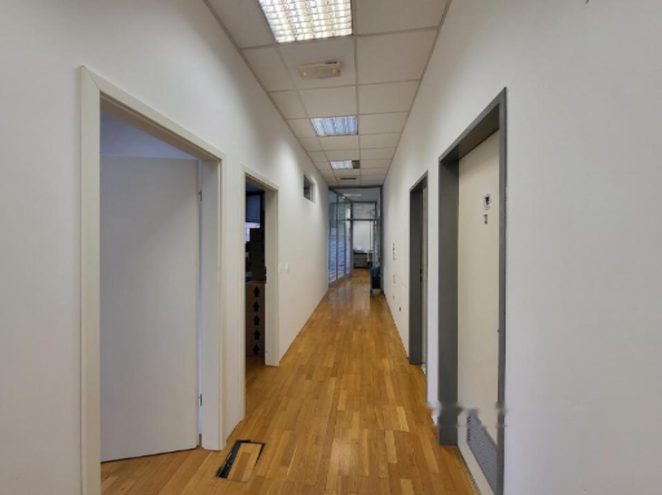 Oficina en Liubliana, Eslovenia, 177 m² - imagen 7