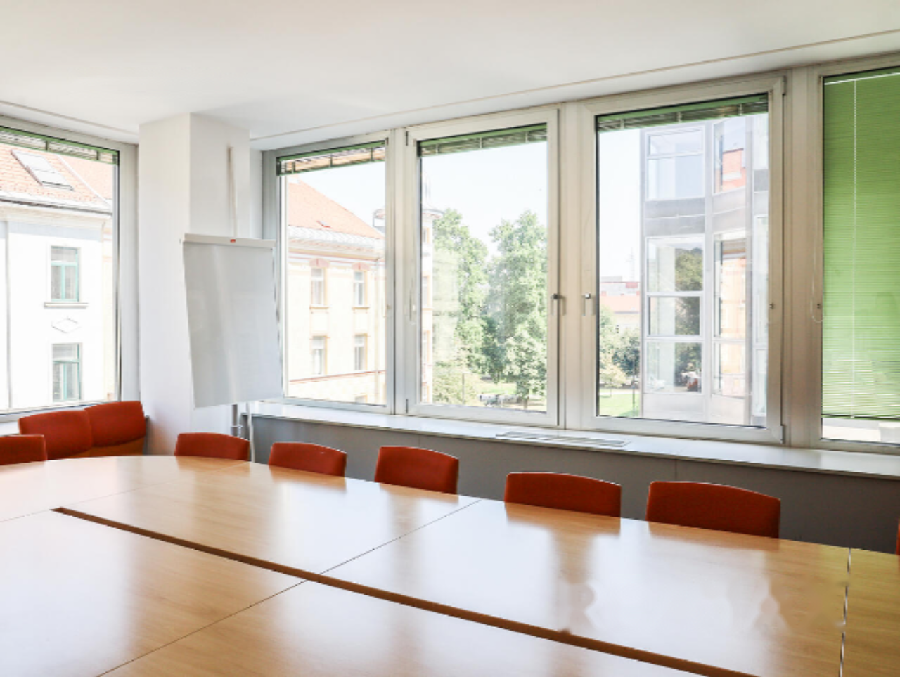 Oficina en Liubliana, Eslovenia, 487 m² - imagen 16