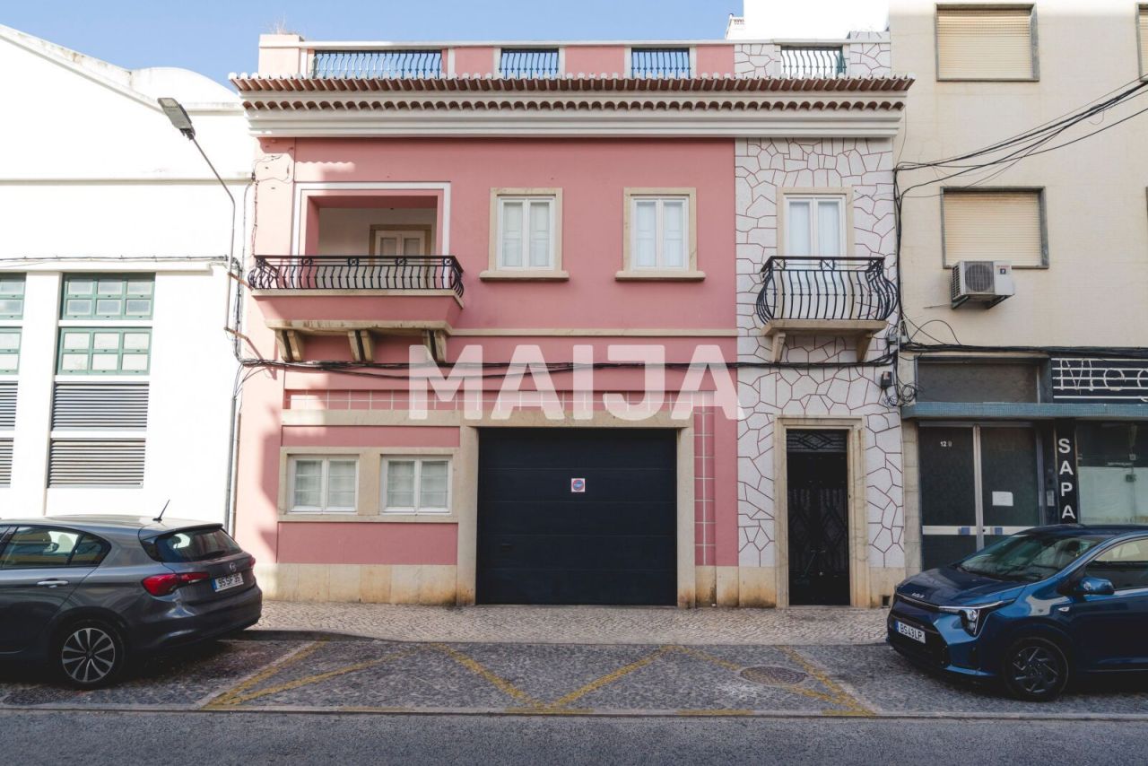 Maison à Portimão, Portugal, 296 m² - image 1
