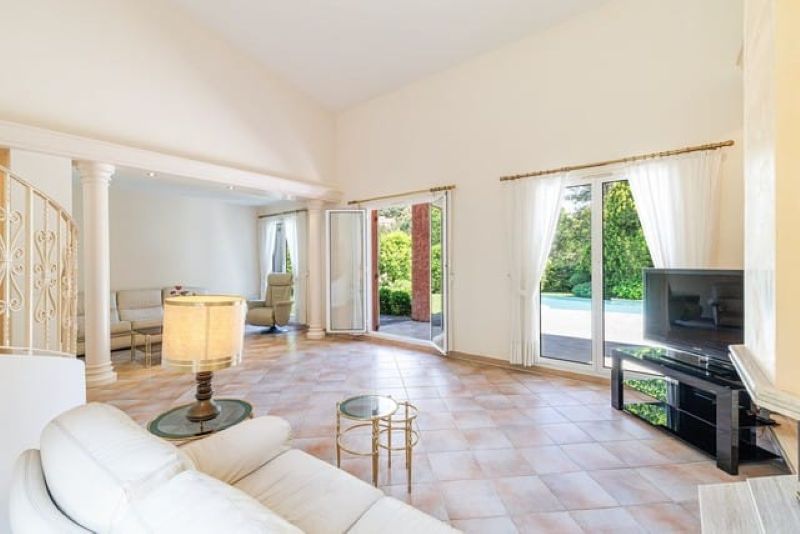 Villa à Villeneuve-Loubet, France, 1 431 m² - image 1
