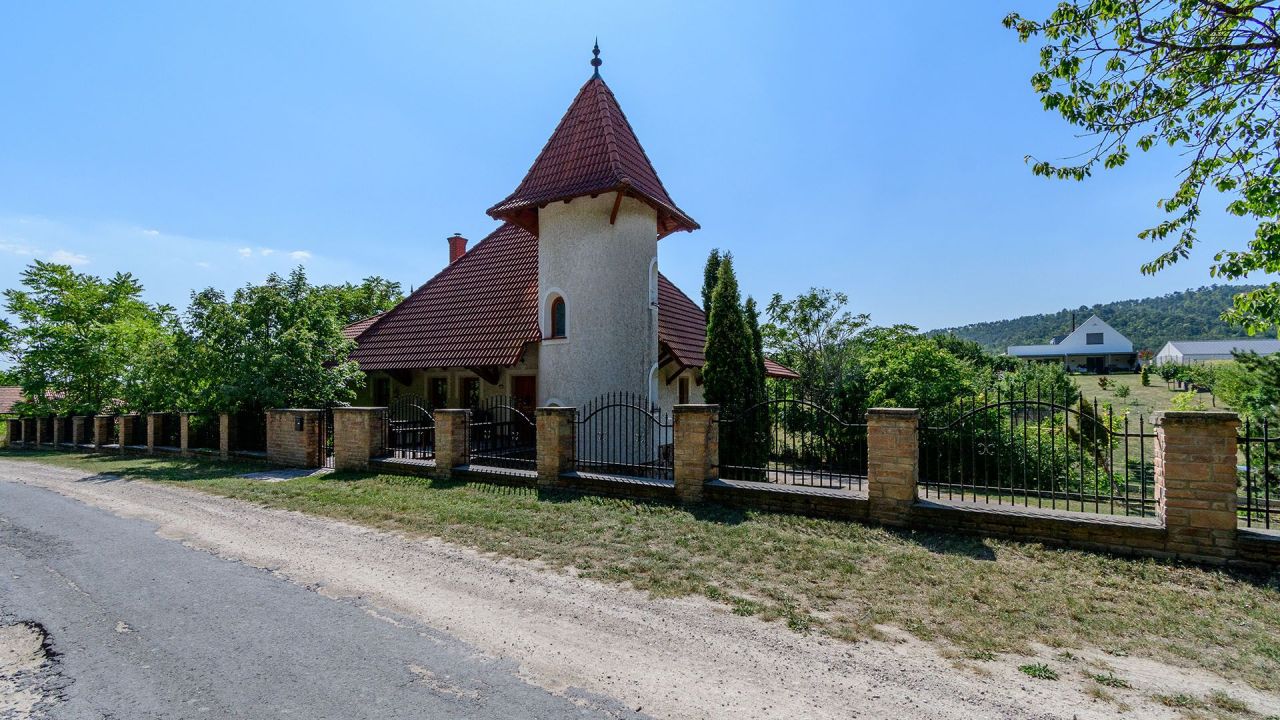 Maison à Gyenesdiás, Hongrie, 290 m² - image 2