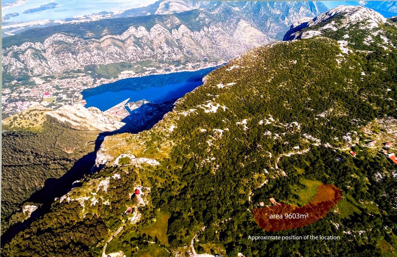 Grundstück in Njeguši, Montenegro, 9 603 m² - Foto 1