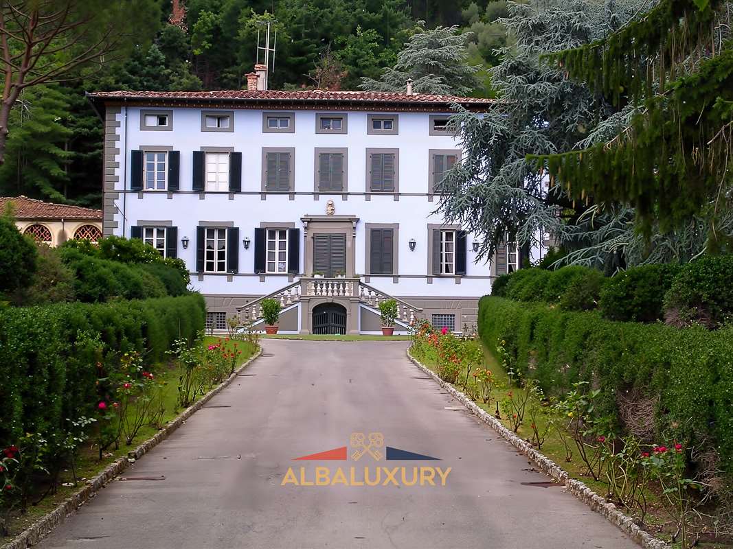 Villa in Camaiore, Italy, 1 800 m² - picture 1