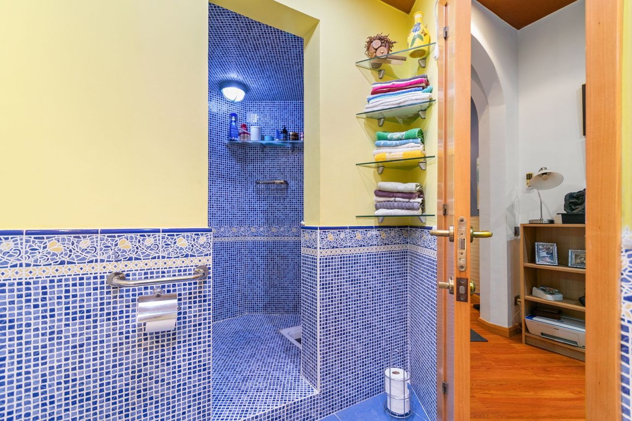 Flat in Barcelona, Spain, 150 m² - picture 9