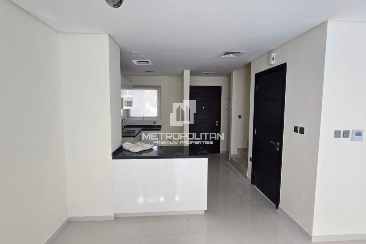 Casa adosada en Dubái, EAU, 155 m² - imagen 1
