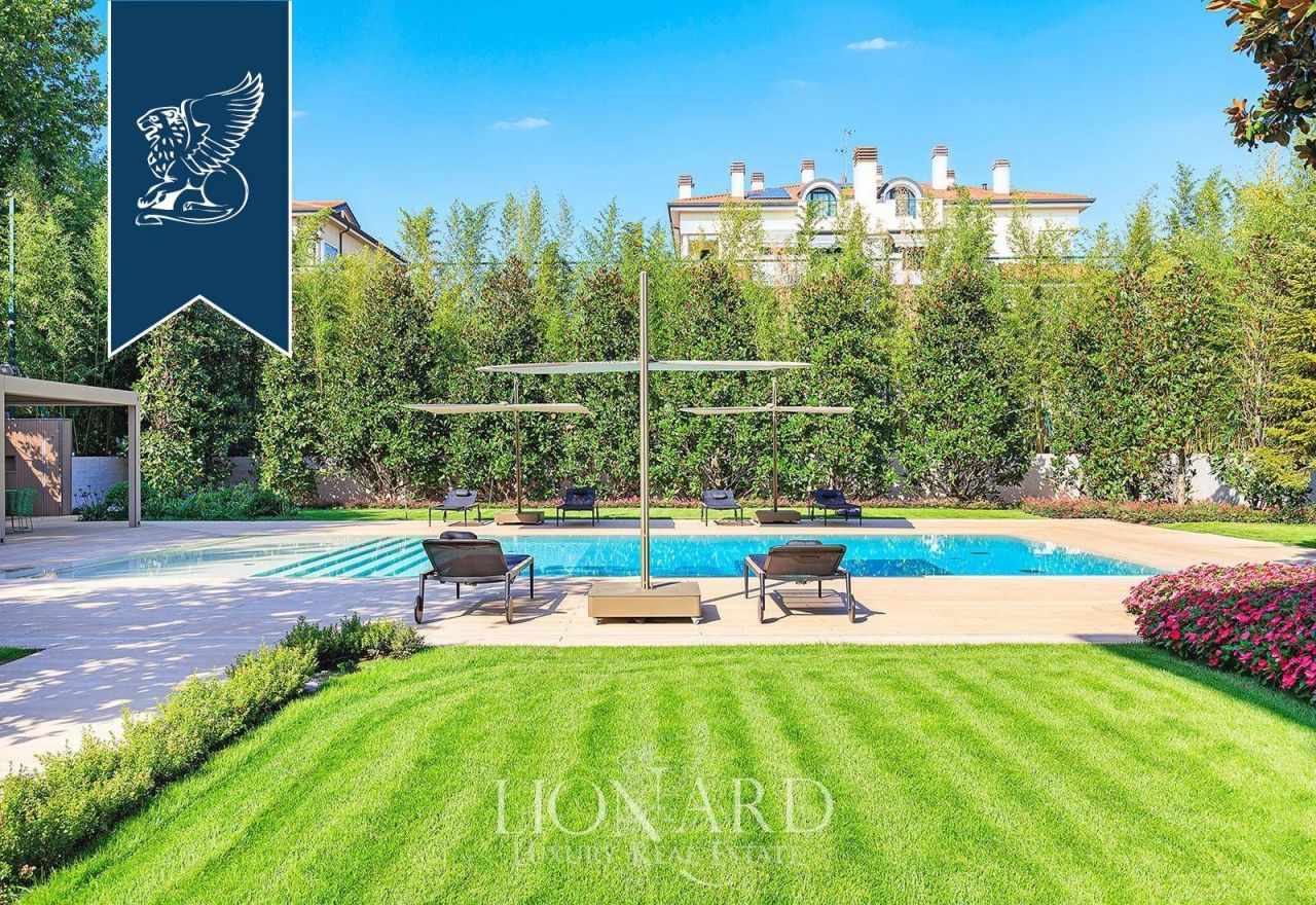Villa à Milan, Italie, 900 m² - image 1