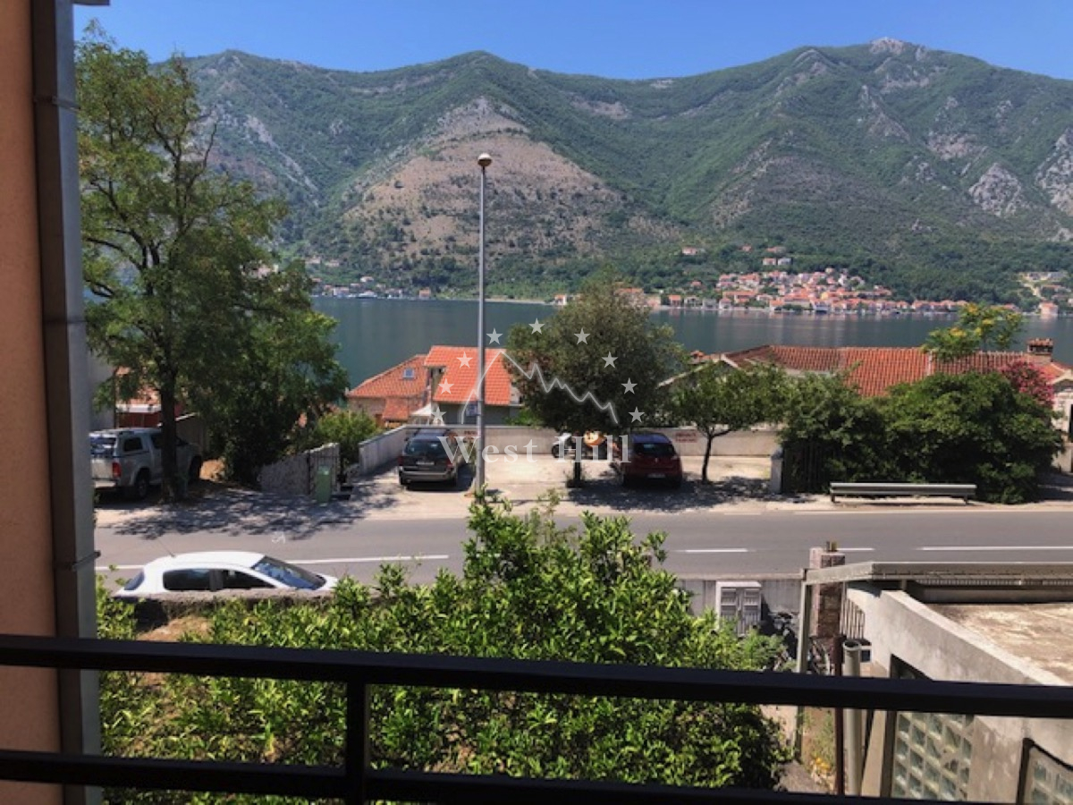 House in Dobrota, Montenegro, 250 m² - picture 1