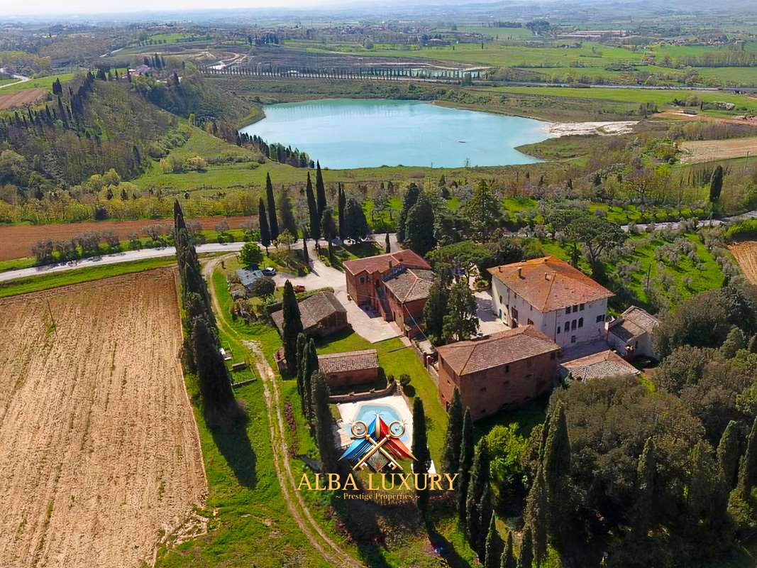 Villa in Sinalunga, Italy, 2 700 m² - picture 1