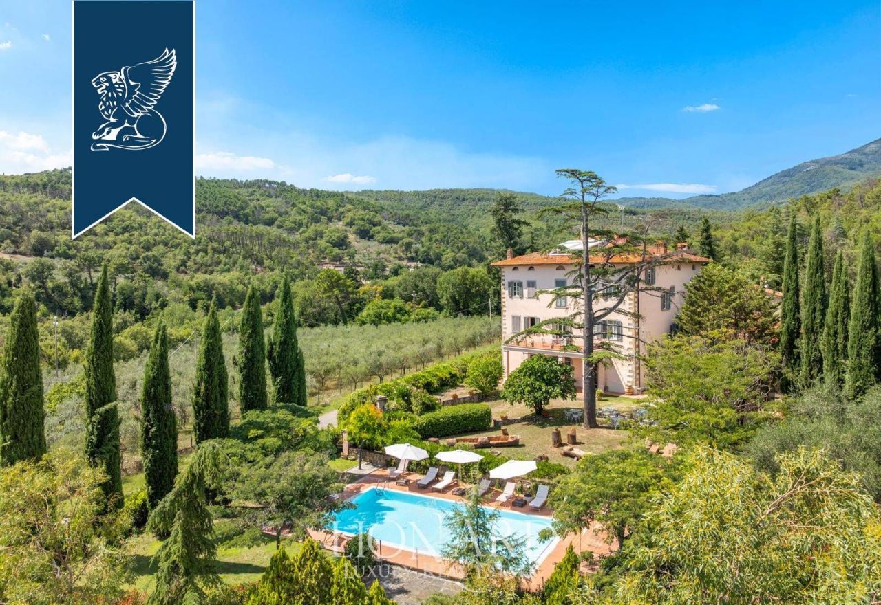 Villa à Arezzo, Italie, 1 000 m² - image 1