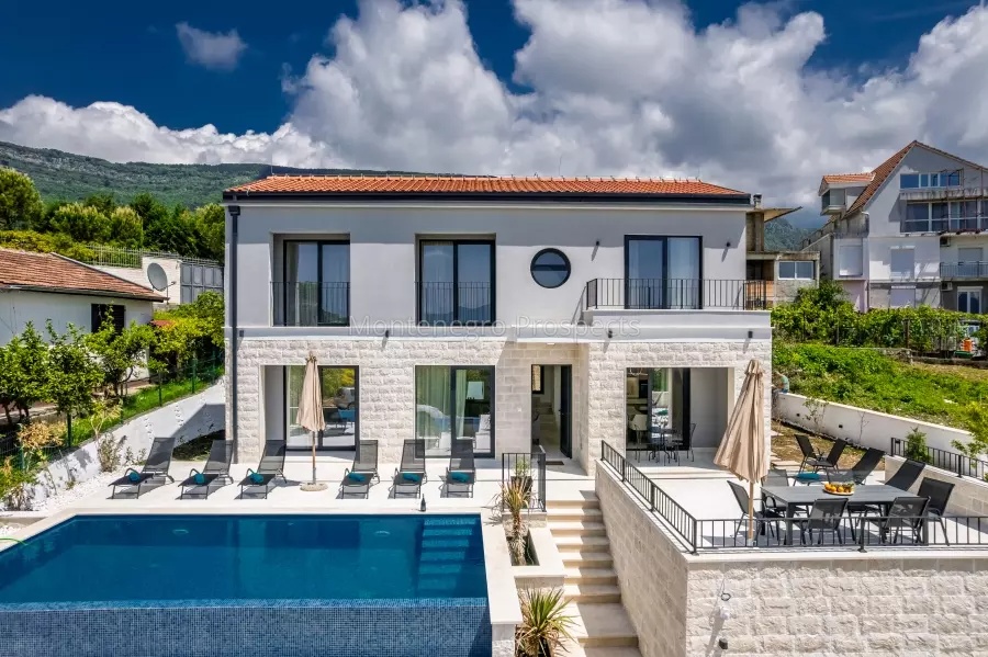 Villa a Tivat, Montenegro, 250 m² - foto 1