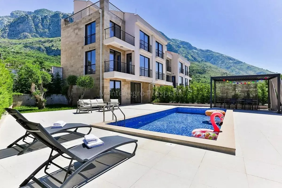 Casa adosada en Petrovac, Montenegro, 220 m² - imagen 1
