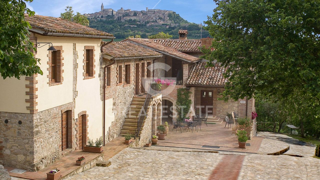 Hotel en Todi, Italia, 1 571.75 m² - imagen 1