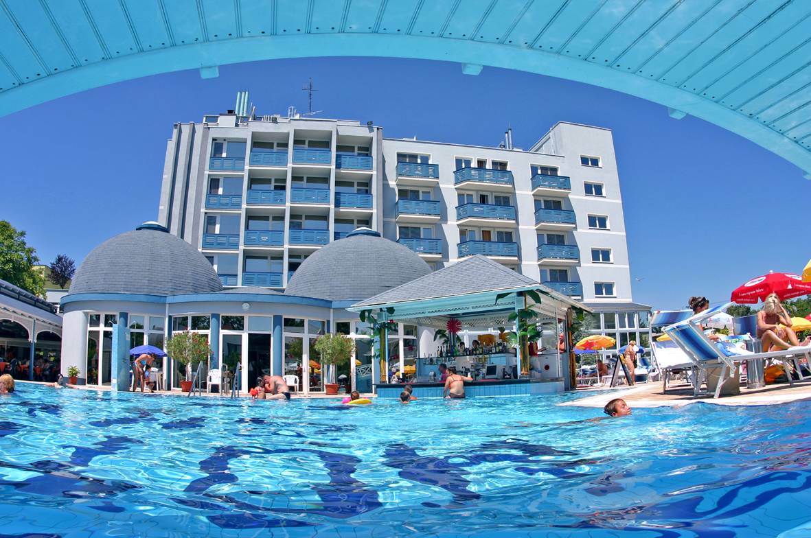 Hotel en Hajduszoboszlo, Hungría, 17 000 m² - imagen 1