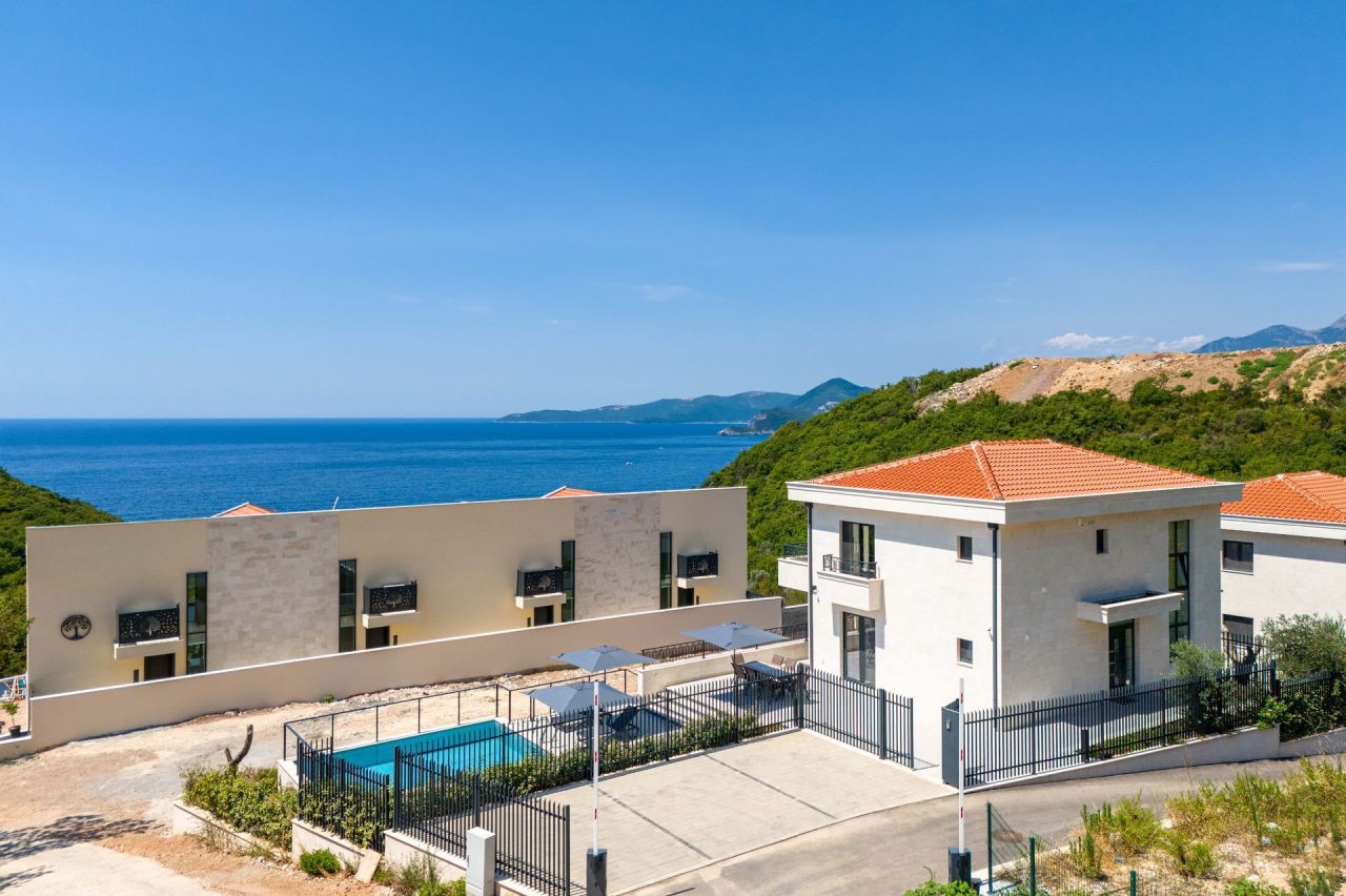 Villa en Rezevici, Montenegro, 318 m² - imagen 1