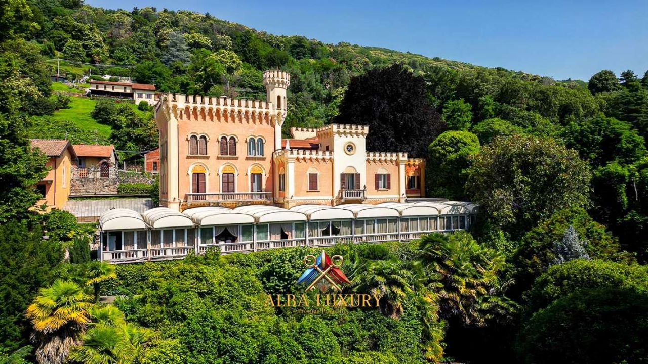 Villa in Lesa, Italy, 1 900 m² - picture 1