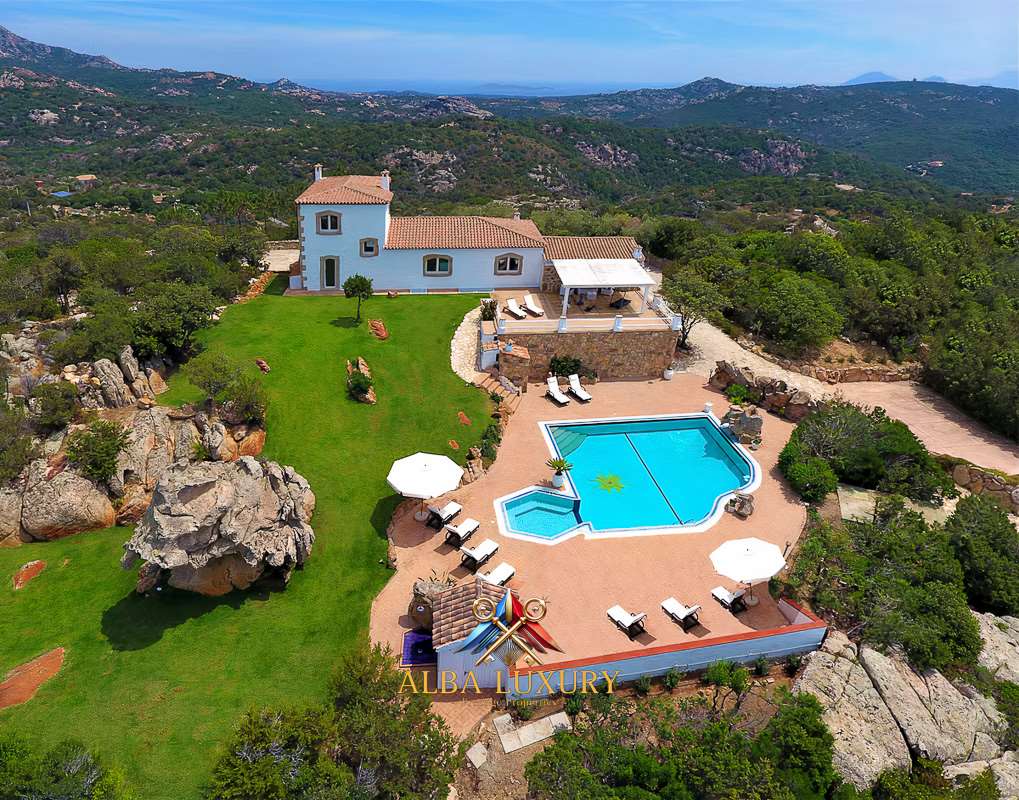 Villa en Arzachena, Italia, 450 m² - imagen 1