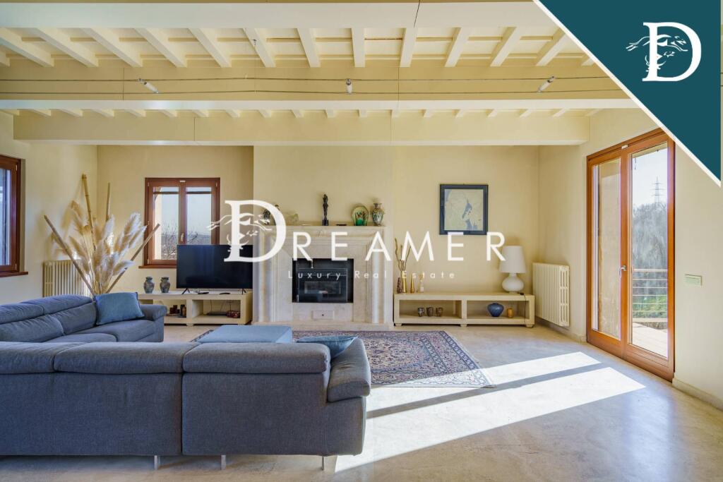 Villa in Terranuova Bracciolini, Italien, 470.49 m² - Foto 1