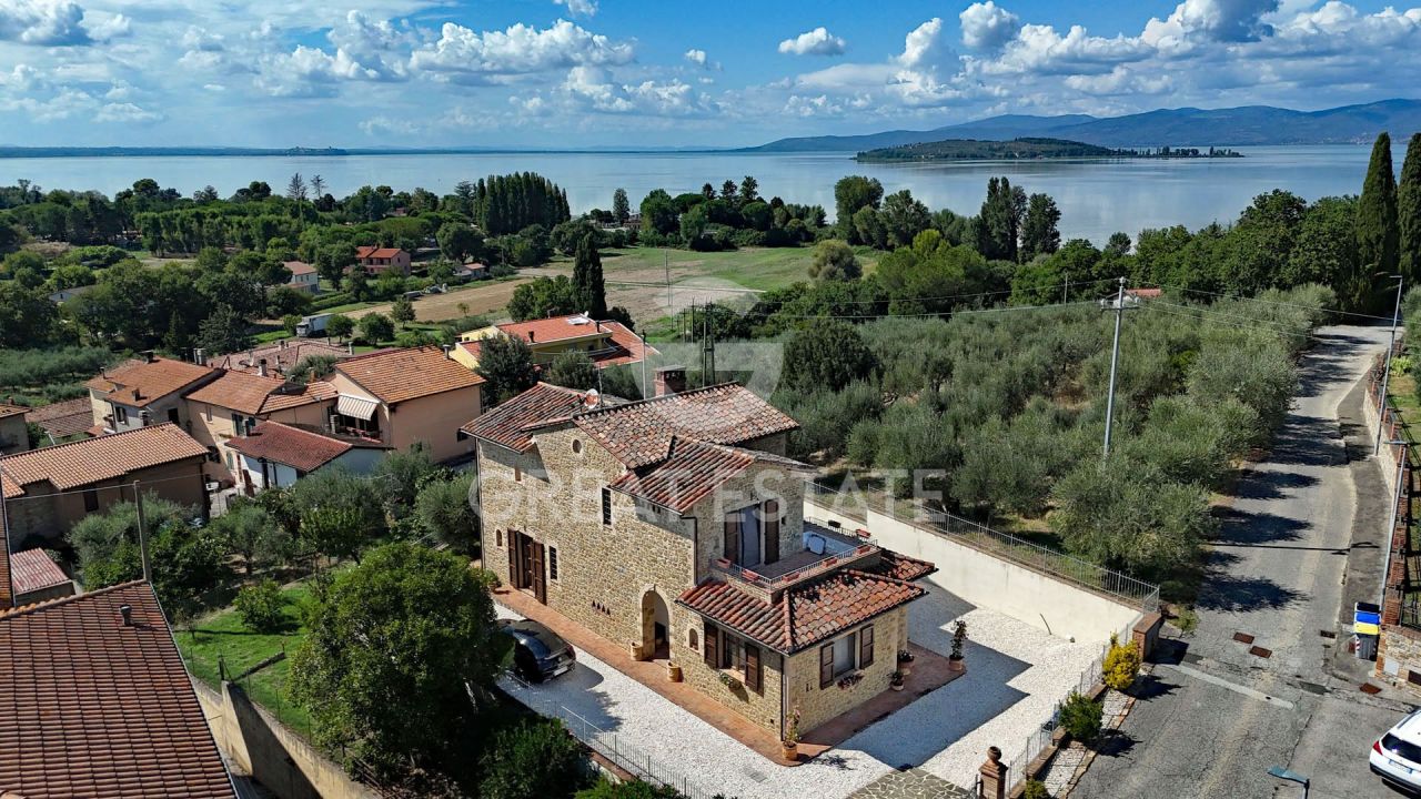 Maison à Magione, Italie, 263 m² - image 1