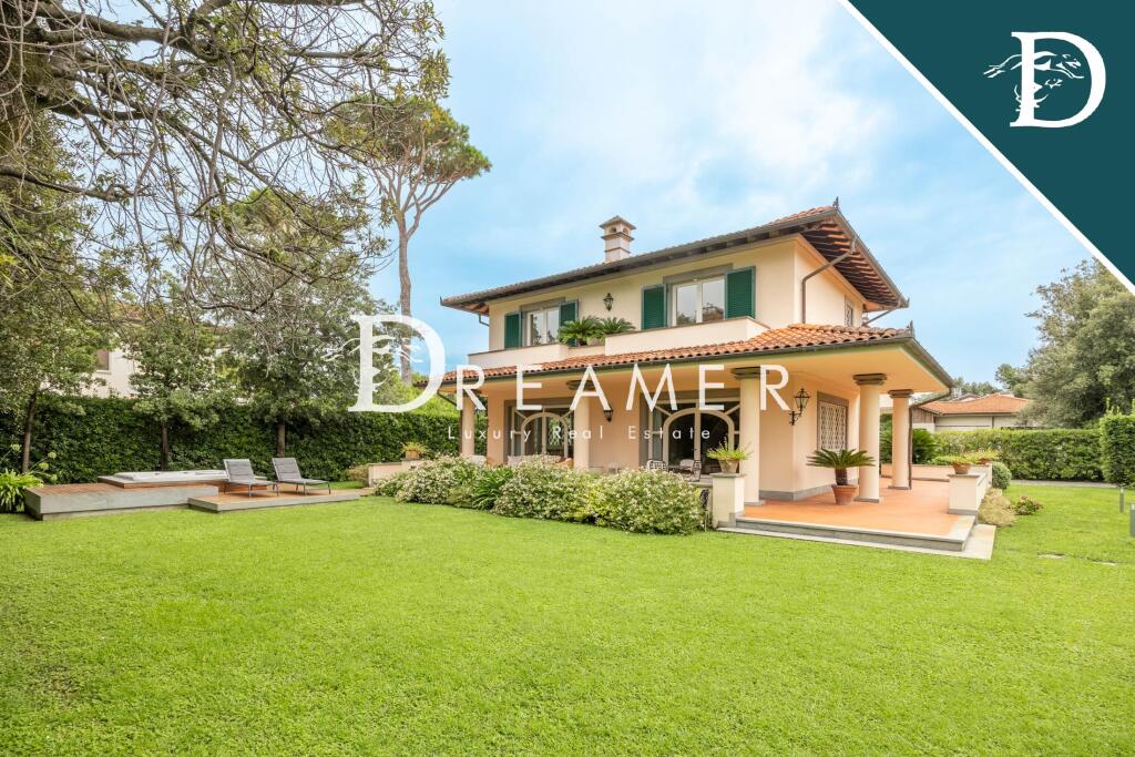 Villa en Forte dei Marmi, Italia, 250.26 m² - imagen 1