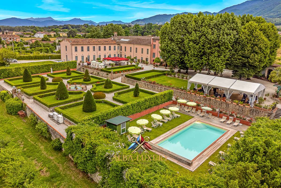 Villa en Capannori, Italia, 2 900 m² - imagen 1