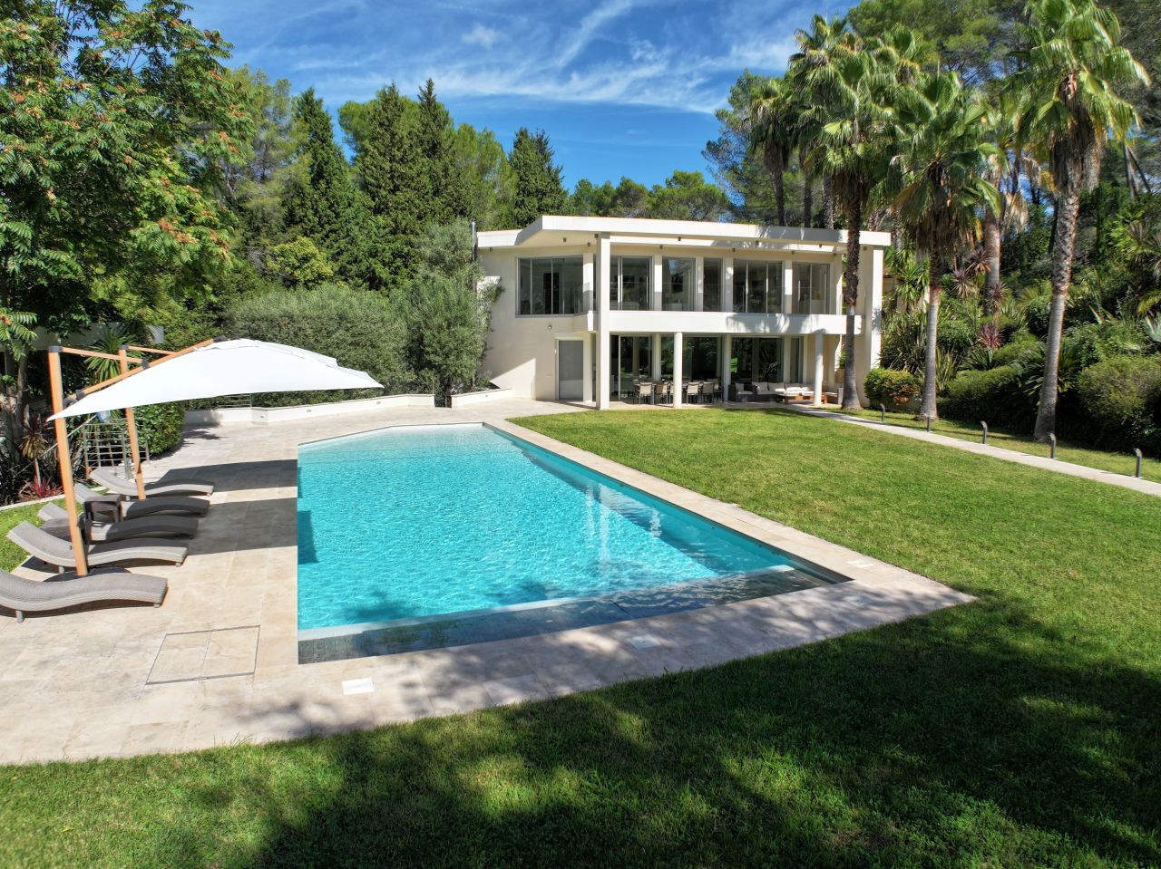 Villa à Mougins, France, 520 m² - image 1