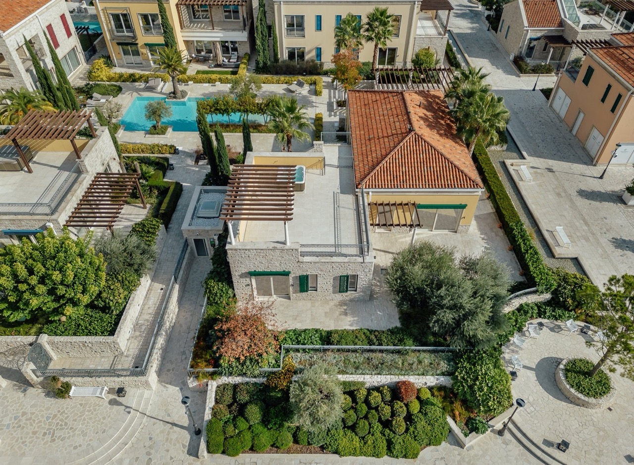 Villa in Herceg-Novi, Montenegro, 287 m² - picture 1