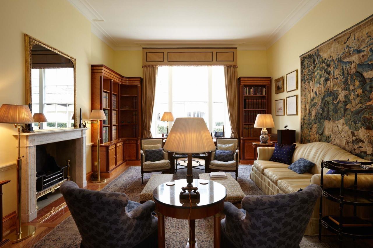 Commercial apartment building in London, United Kingdom, 140 m² - picture 1