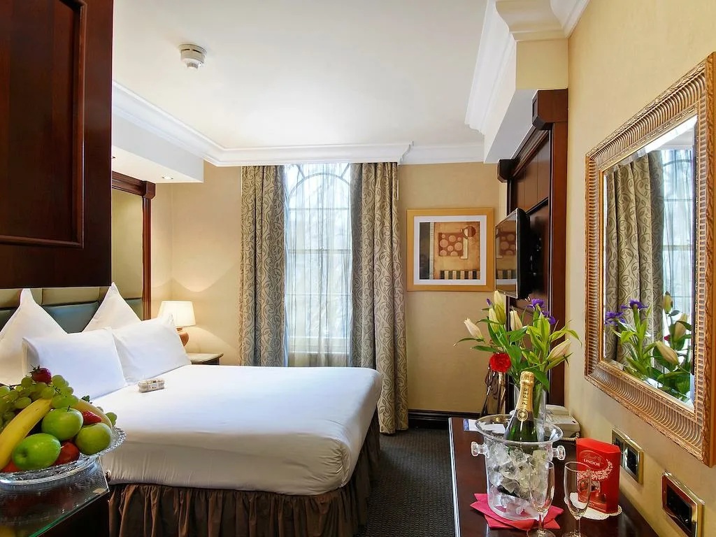 Hotel in London, United Kingdom, 1 300 m² - picture 3