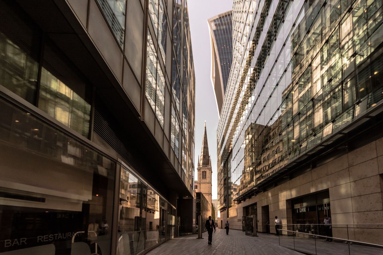 Land in London, United Kingdom, 10 000 m² - picture 1