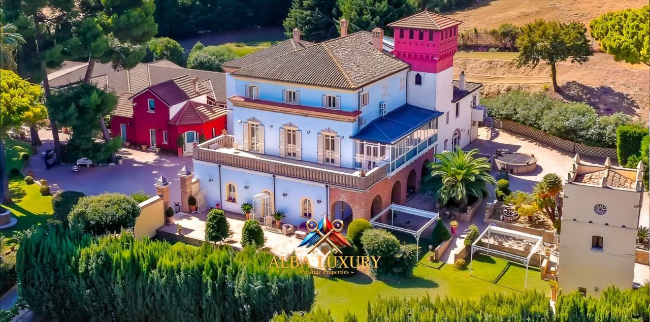 Villa en Silvi, Italia, 1 800 m² - imagen 1