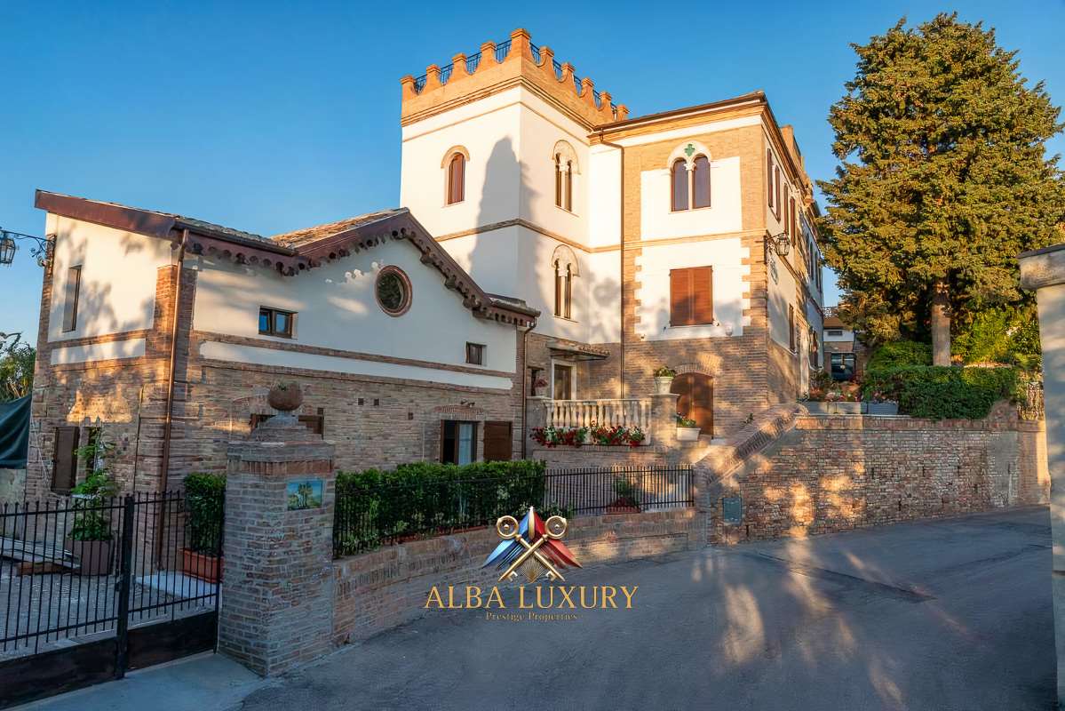 Villa à Teramo, Italie, 550 m² - image 1
